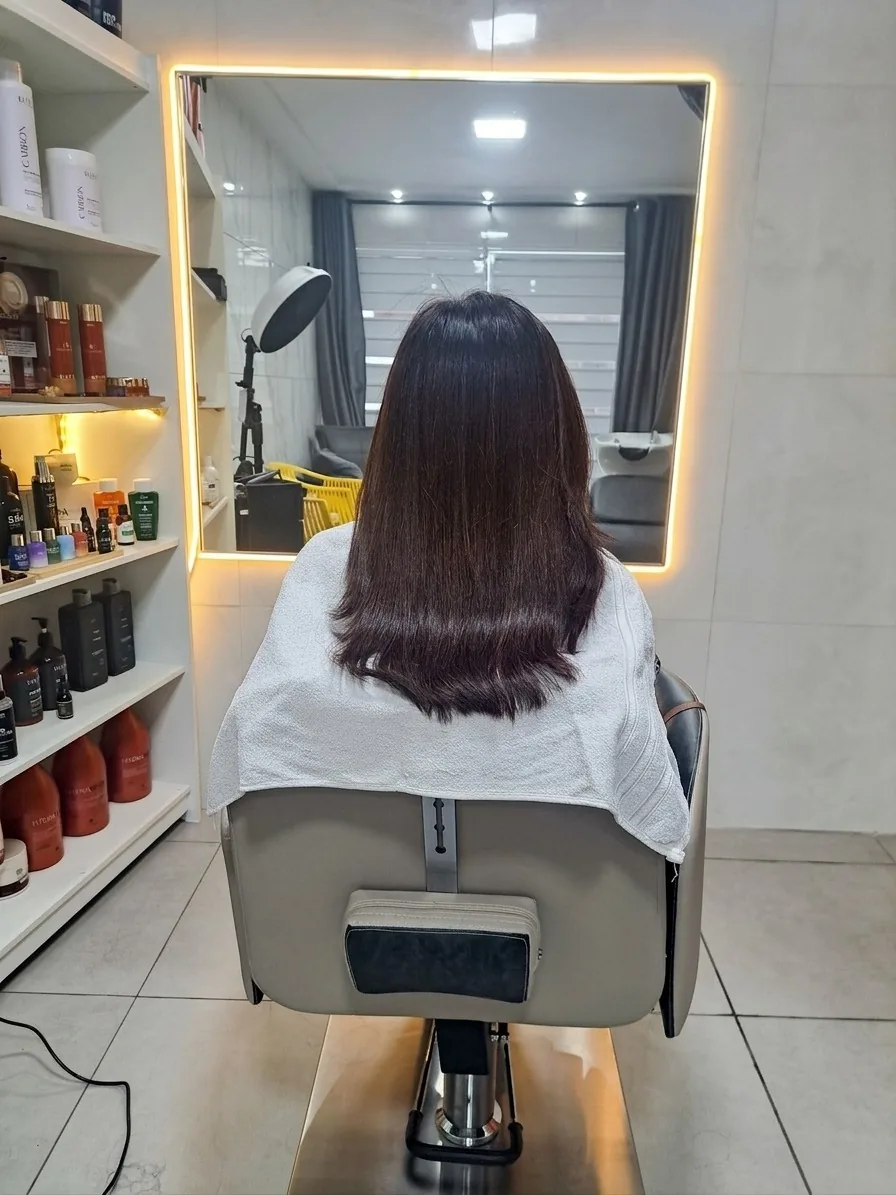 Corte e escova em cabelo escuro na altura dos ombros